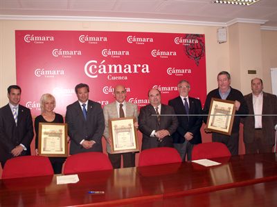 El alcalde de Cuenca y el presidente de la Cámara de Comercio entregan los premios a los ganadores del Concurso de Escaparates