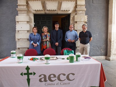 El Ayuntamiento, con la AECC en el día de su cuestación anual