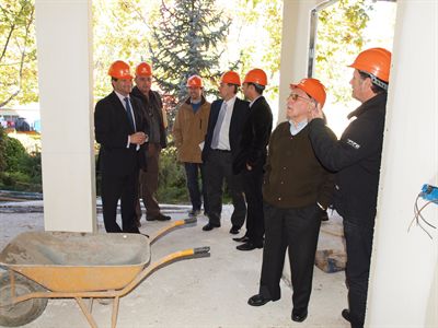 El alcalde comprueba la marcha de las obras del nuevo centro social del Pozo de las Nieves