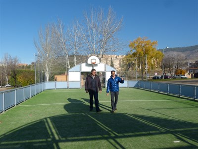 El Ayuntamiento rehabilita íntegramente dos pistas multideportes  de la capital y soluciona el problema de las goteras de los Polideportivos Luis Yúfera y Samuel Ferrer