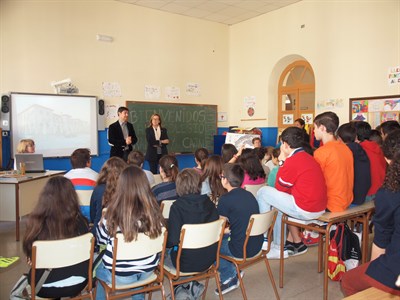 El alcalde recibe a los escolares de Cáceres que participan en el proyecto “Aula Patrimonio”  