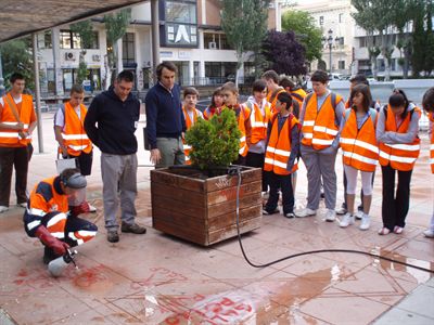 Alumnos del Instituto Pedro Mercedes conocen de cerca la labor del Servicio de Limpieza Viaria y Jardines en una clase práctica por las calles de la capital