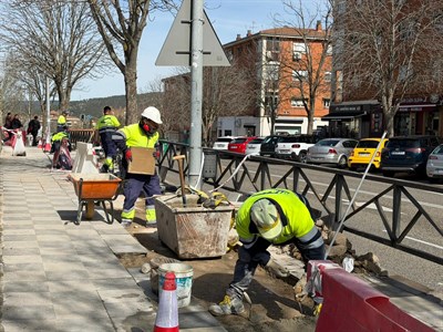 El Ayuntamiento de Cuenca continúa con el Plan de Mantenimiento Urbano arreglando el acerado en la zona del IES Santiago Grisolía