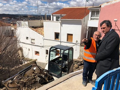 El Ayuntamiento comienza los trabajos de reparación del muro derrumbado en la Calle Ruiz de Alarcón 