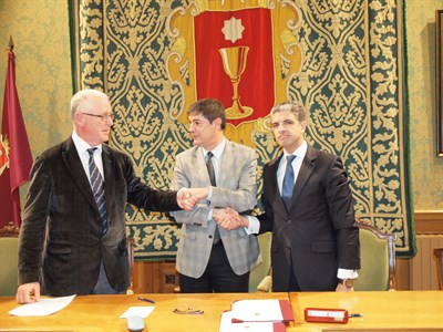 El alcalde firma el contrato para la construcción de la nueva planta de pellets 