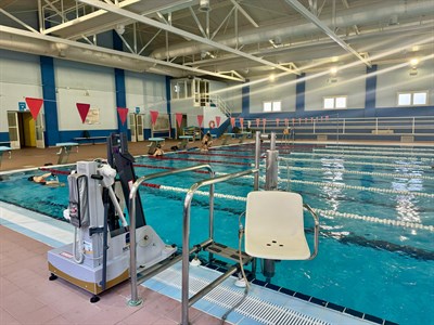 La piscina cubierta Silvia Lara ya cuenta con elevador móvil para personas con movilidad reducida