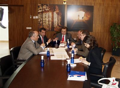 El alcalde de Cuenca explica a la Junta de Comunidades el proyecto del Ayuntamiento para los terrenos de ADIF y la conexión con la estación del AVE