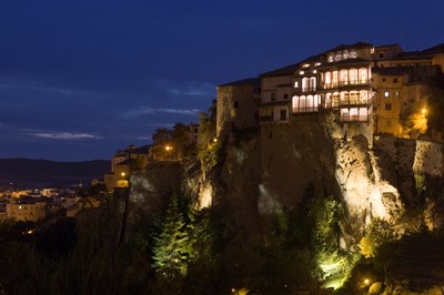 El Ayuntamiento de Cuenca conmemora el Día Mundial del Refugiado iluminando de azul las Casas Colgadas