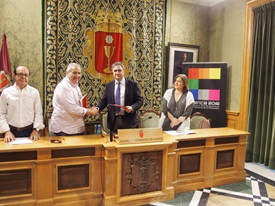 El Ayuntamiento y la Agrupación Provincial de Hostelería y Turismo firman un convenio de 15.000 euros para la promoción turística de Cuenca