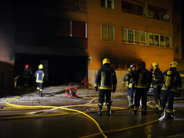 Bomberos y Policía Local intervienen en la extinción del incendio de un garaje en el que 38 vehículos quedaron calcinados