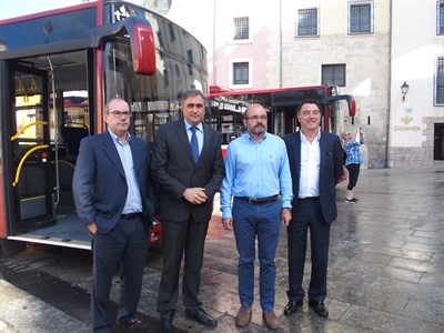 El alcalde presenta dos nuevos autobuses destinados al transporte público urbano