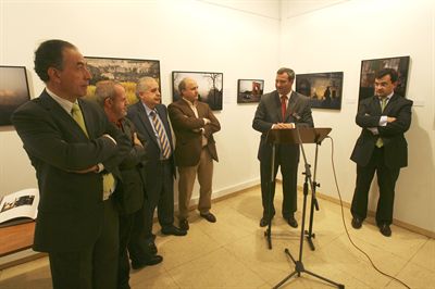 El alcalde inauguró la exposición "Trece joyas de España" que recoge 78 fotografías de las ciudades que integran el Grupo de Patrimonio de la Humanidad
