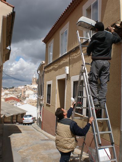 El Servicio Eléctrico del Ayuntamiento de Cuenca concluye la renovación de lámparas y cuadros de mando en Tiradores y Santa Teresa