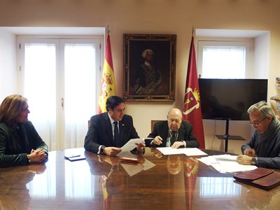 Mariscal y Torner sellan ante notario la donación de 88 obras del artista al Ayuntamiento de Cuenca