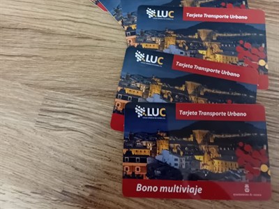 El Ayuntamiento mantiene la bonificación del 50 por ciento de los abonos de autobús y la gratuidad para menores de 14 años durante 2026