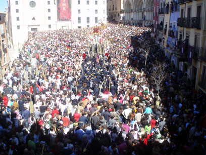 La procesión del Hosanna dejó una impresionante imagen de la Plaza Mayor de Cuenca