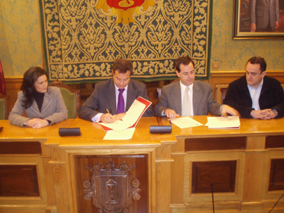 El alcalde y el presidente de la Junta de Cofradías suscriben un convenio de colaboración