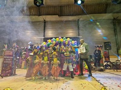 El Desfile de Carnaval inunda las calles de Cuenca de colores, alegría y baile superando el millar de participantes