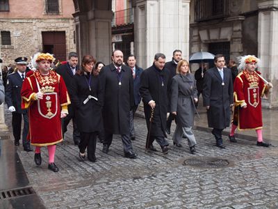 La Corporación Municipal, presidida por el alcalde,  asiste a la misa celebrada en la Catedral en honor al patrón de Cuenca, San Julián