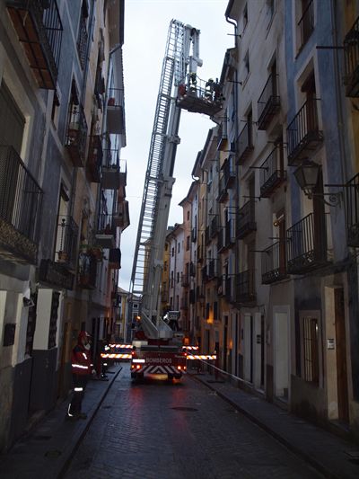 Los Bomberos del Ayuntamiento de Cuenca sanean una cornisa que amenazaba con desprenderse