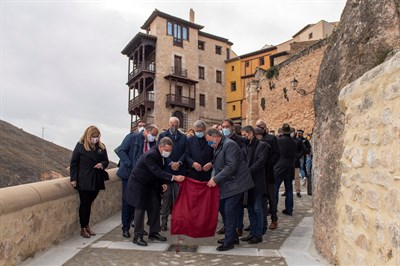 Una placa luce ya en Canónigos conmemorando el 25 aniversario de Cuenca como Ciudad Patrimonio de la Humanidad
