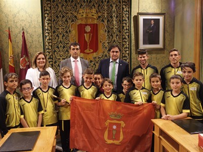 Mariscal felicita al Equipo Benjamín de Fútbol Sala por su éxito en el Campeonato Regional