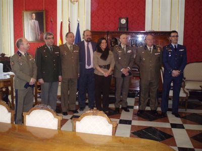 Recepción en el Ayuntamiento a un grupo de militares de la Casa Real
