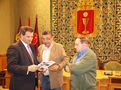 El alcalde recibe a los organizadores del  XXXIX Congreso Internacional de Peñas del Athletic Club
