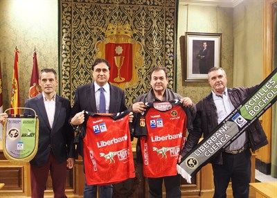 El Ayuntamiento acoge la presentación de la equipación europea del Balonmano Liberbank Cuenca