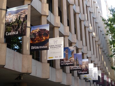 Banderolas de las 13 Ciudades Patrimonio ondean en la fachada de la Secretaría de Estado de Cultura
