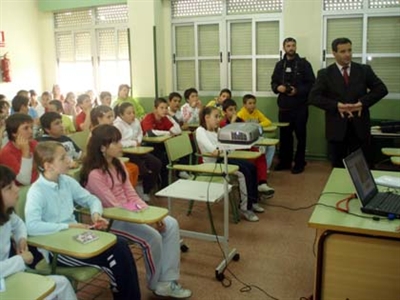 El alcalde ayuda a preparar el Pleno Infantil a los alumnos de Sexto de Primaria del Colegio de Casablanca