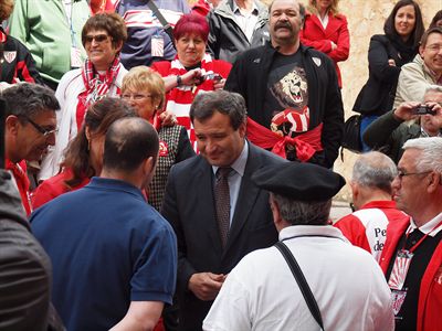 El alcalde recibe a los participantes en el XXXIX Congreso Internacional de Peñas del Athletic Club