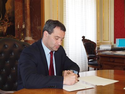 El Ayuntamiento recibe firmado de Renfe el convenio para promocionar los viajes en AVE a Cuenca