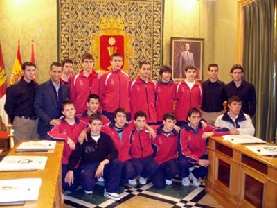 El concejal de Deportes da la bienvenida a los integrantes de la selección castellano-manchega cadete de Balonmano