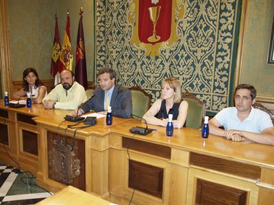 El alcalde de Cuenca presenta un paquete de medidas que supondrán un ahorro de dos millones de euros para las arcas municipales