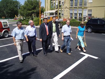 El alcalde comprueba el resultado de las obras de asfaltado y señalización del barrio Fuente del Oro