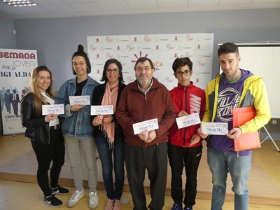 El concejal José María Martínez entrega los premios de la primera Ruta del Carné Joven Europeo 