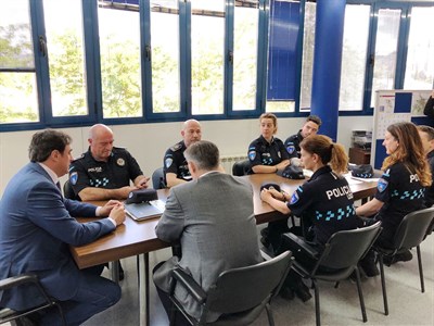Ángel Mariscal da la bienvenida a los seis nuevos policías locales que se han incorporado a la plantilla
