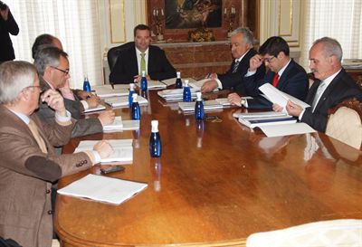 La Comisión Ejecutiva del Consorcio Ciudad de Cuenca aprueba el pliego para contratar la renovación de la iluminación ornamental de las Casas Colgadas