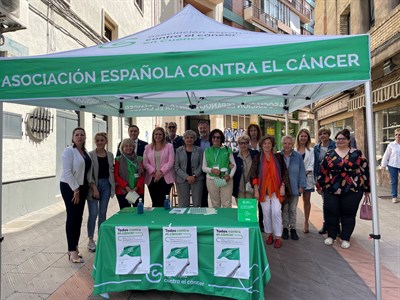 El alcalde Darío Dolz muestra su apoyo a la labor de la Asociación Española contra el Cáncer de Cuenca en el Día de la Cuestación