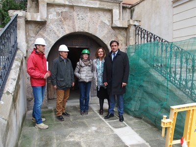 El alcalde visita las obras de acondicionamiento del refugio antiaéreo de la calle Calderón de la Barca 