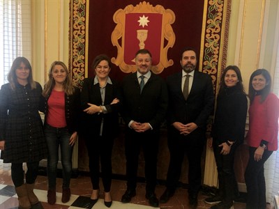 El alcalde da la bienvenida al nuevo delegado de Unicef en Cuenca, Juan Serrapio