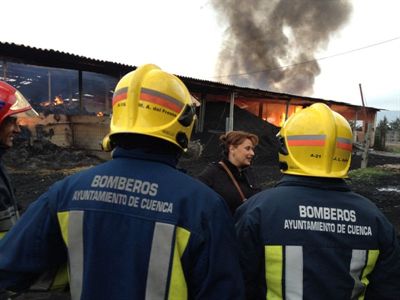 Los bomberos intervienen en el incendio de una empresa cárnica de 
La Melgosa
