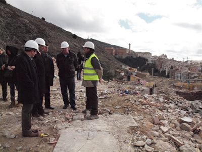 El alcalde visita las obras de demolición de las diez viviendas de la calle San Lázaro E del barrio de San Antón