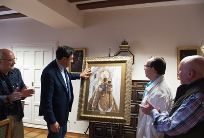 El Ayuntamiento recibe un cuadro de la Virgen de la Luz donado por su Hermandad 