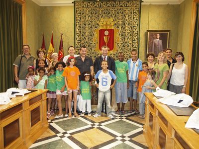 El alcalde da la bienvenida a los niños saharauis