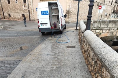 El Ayuntamiento refuerza los baldeos en acerados y calzadas por diferentes puntos de la ciudad tras Semana Santa