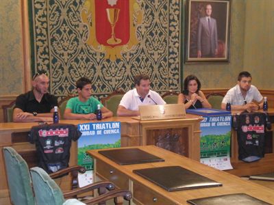 El alcalde presenta el XXI Campeonato de Triatlon Ciudad de Cuenca