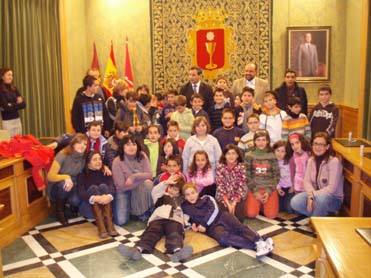 El alcalde recibe a un grupo de alumnos del CRA Retama de Fuente de Pedro Naharro