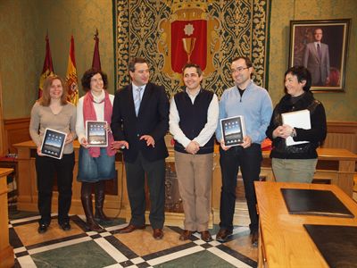 El alcalde entrega el premio a los ganadores del concurso de mensajes navideños del nuevo sistema Cuenca Móvil
